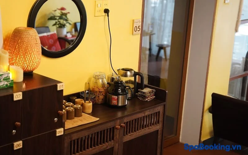 호이안 허벌 스파는 고객에게 서비스를 제공하는 데 필요한 장비 및 도구를 준비합니다.