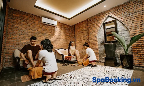 Bước đầu tiên trong quy trình massage chân tại An Spa: Ngâm chân thảo dược