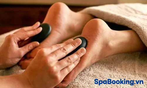 Massage Chân kết hợp đá nóng giúp lưu thông máu tại Herbal Spa