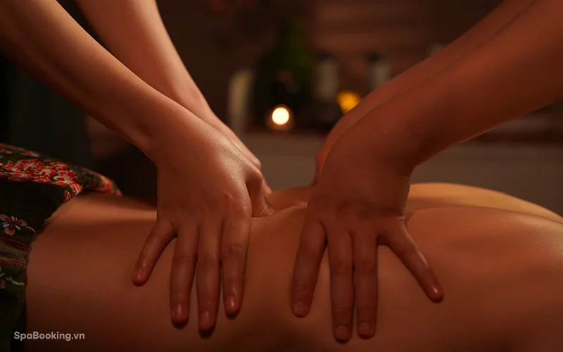 Dance-like flow in four hands massage technique.