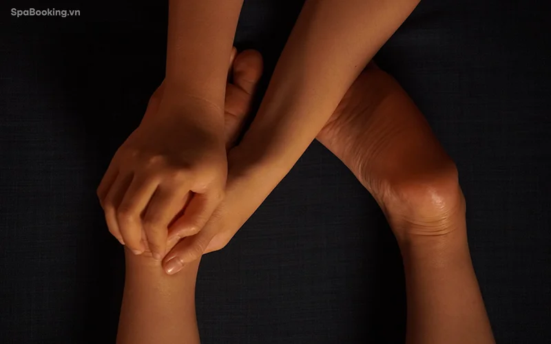 Massage lòng bàn chân hỗ trợ giấc ngủ ngon hơn và điều hòa nhịp sinh học.