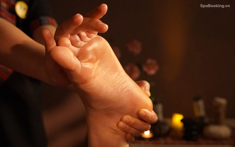 Kỹ thuật xoa bóp và ấn huyệt trong massage lòng bàn chân.