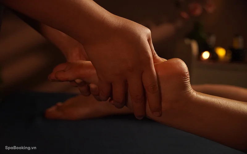 Giảm căng thẳng với massage bấm huyệt lòng bàn chân chuyên sâu.