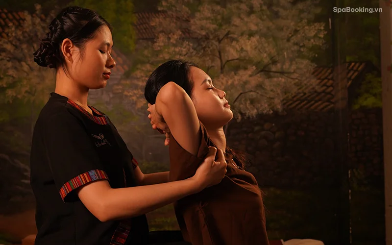 Hình ảnh massage Thái truyền thống với không gian thiên nhiên thư giãn, mang lại cảm giác bình yên.