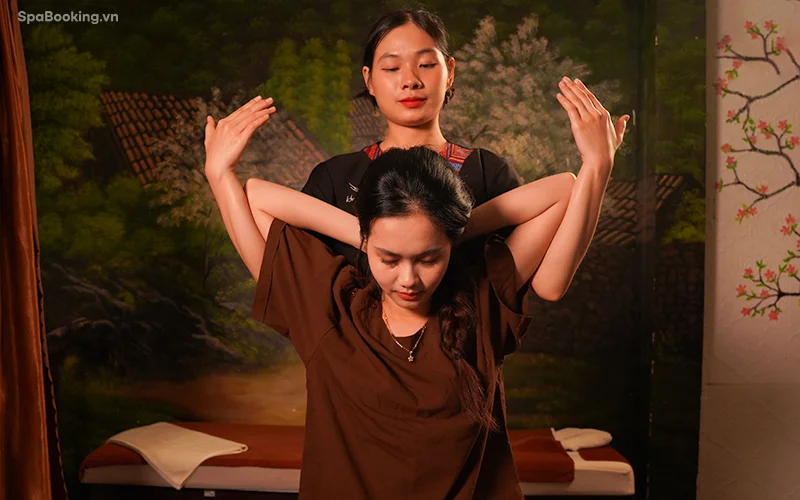 Massage Thái tăng cường linh hoạt và thư giãn tinh thần trong không gian spa ấm cúng.