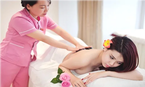 Nhân viên tại Adella Spa thực hiện massage mềm mại và nhẹ nhàng