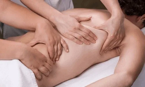 Massage Bốn Tay tại Herbal tác động sâu vào cơ lưng của đàn ông 